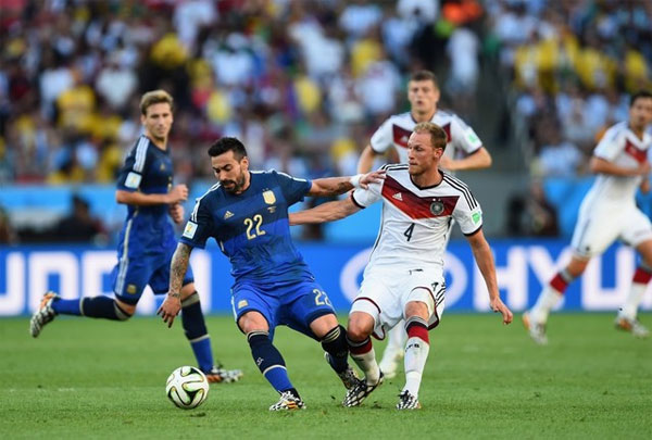 Picture 1 of On average how many kilometers per player run in a World Cup match?