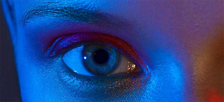 Picture 3 of One more reason to stop watching night phones: the risk of eye damage is real