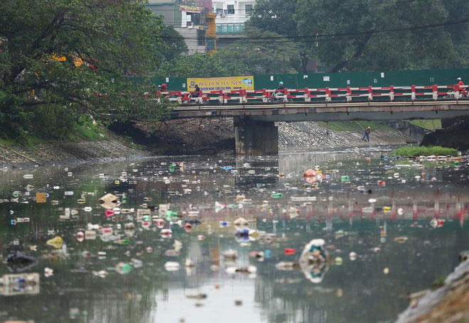 Picture 1 of Only 3 days to 'fly' the smell of To Lich river: What is Japanese technology placed on the bottom of the river?