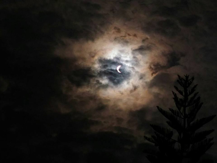 Picture 13 of Overview of solar eclipse this morning in Vietnam and Southeast Asian countries