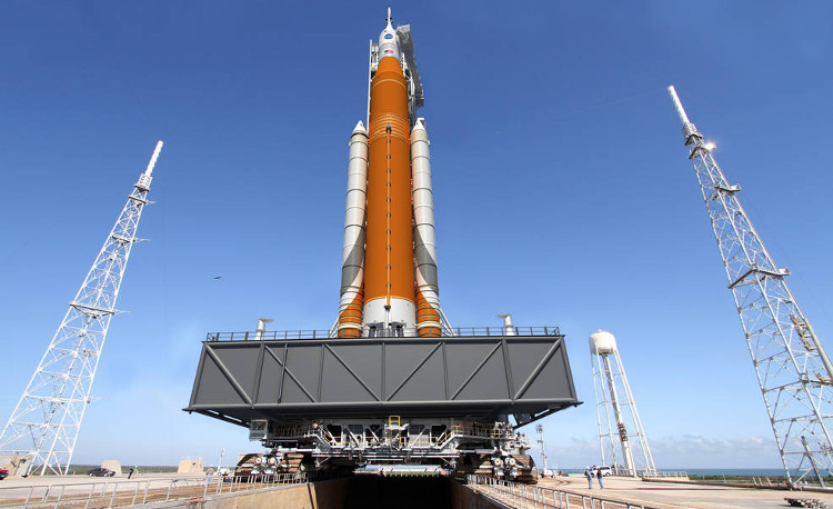 Picture 2 of People can go to space with the most powerful rockets in history