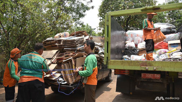 Picture 3 of People enjoy exchanging rubbish for gold