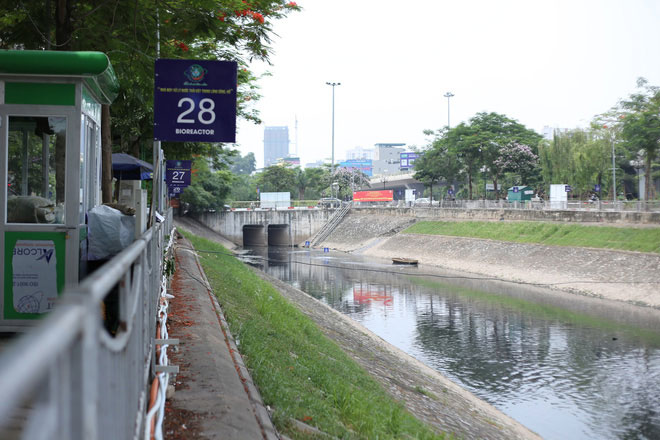 Picture 1 of People 'leisurely' sit fishing on the banks of To Lich River