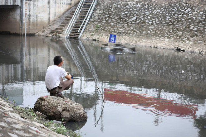 Picture 11 of People 'leisurely' sit fishing on the banks of To Lich River