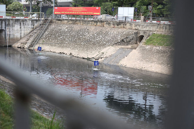 Picture 3 of People 'leisurely' sit fishing on the banks of To Lich River