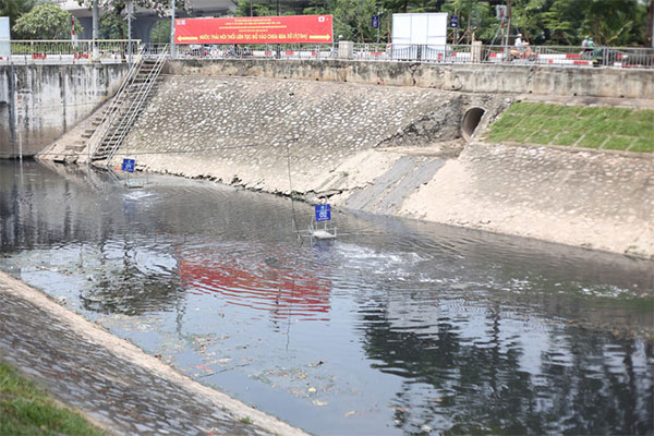 Picture 7 of People 'leisurely' sit fishing on the banks of To Lich River