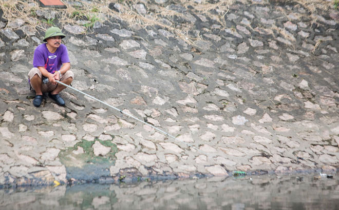 Picture 9 of People 'leisurely' sit fishing on the banks of To Lich River