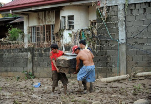 Picture 7 of Philippines devastated after a big storm