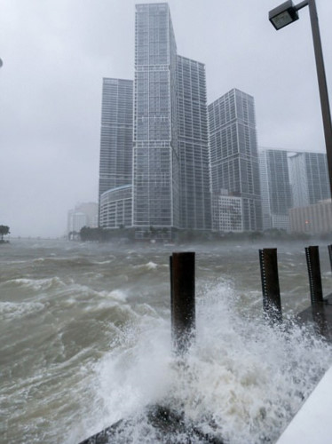 Picture 3 of Photo: Death storm Irma landed on Florida, causing casualties for Americans