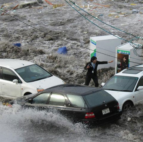 Picture 1 of Photo reporter miraculously survived the tsunami