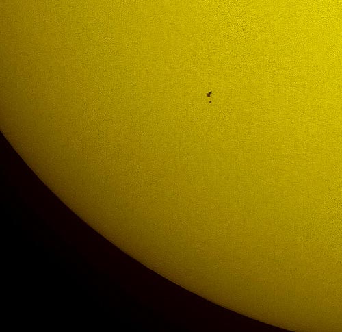Picture 1 of Photographing the spacecraft passing by the sun
