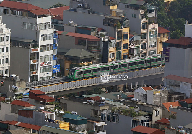 Picture 10 of Photos: High-altitude railway train
