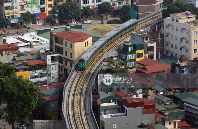 Picture 11 of Photos: High-altitude railway train