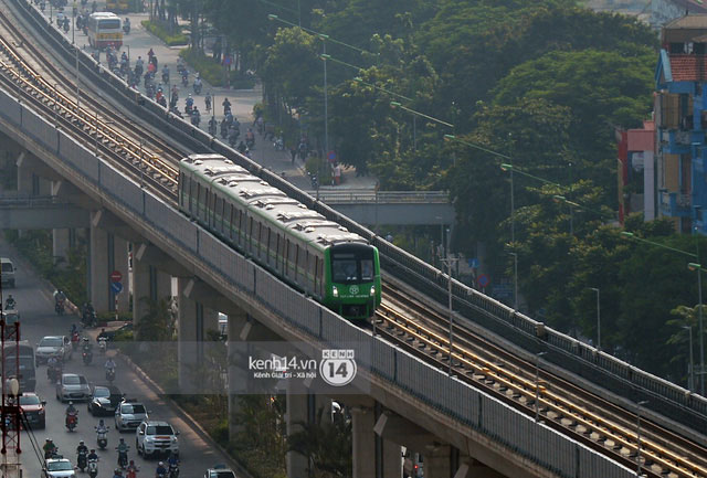 Picture 13 of Photos: High-altitude railway train