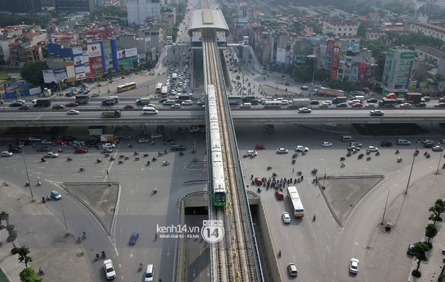 Picture 15 of Photos: High-altitude railway train