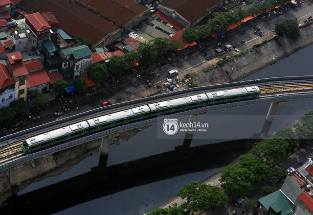 Picture 9 of Photos: High-altitude railway train