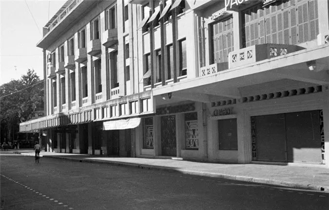 Picture 17 of Pictures of Trang Tien - a street to Hanoi in the past and now
