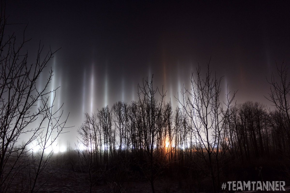 Picture 1 of Pillar of alien-like light landing in Canada
