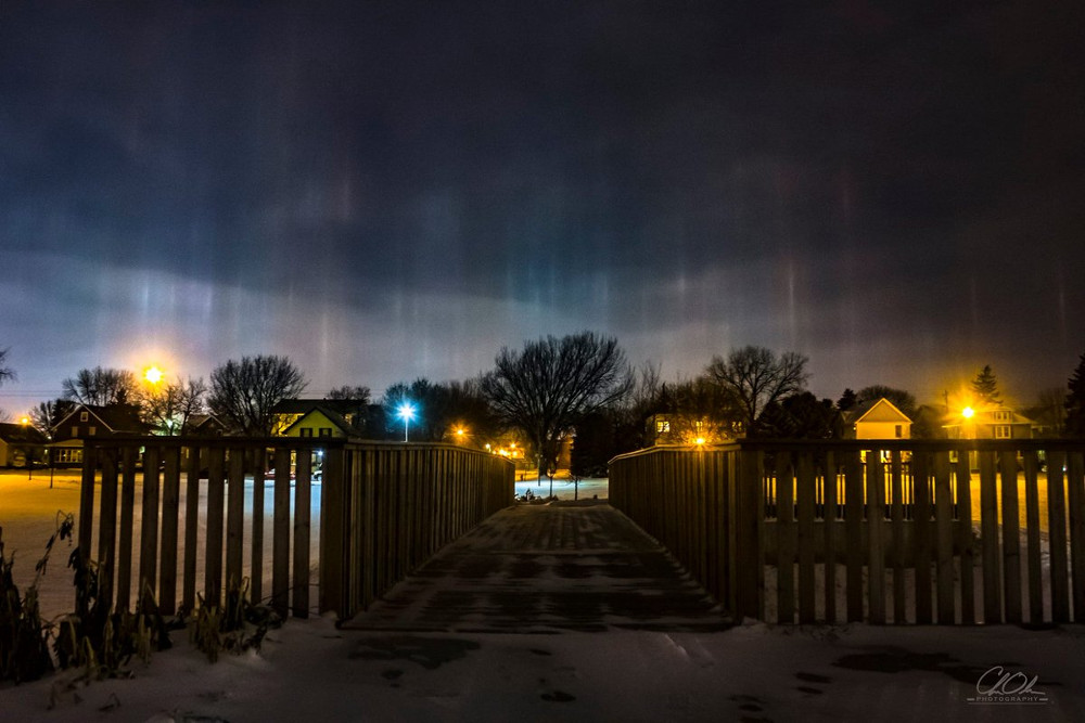 Picture 3 of Pillar of alien-like light landing in Canada