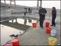 Picture 2 of Pollution changes the color of rivers in China