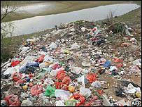 Picture 3 of Pollution changes the color of rivers in China