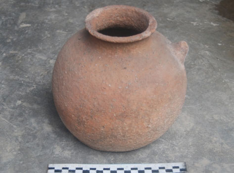 Picture 1 of Pottery pots over 1,500 years old under the Huong River