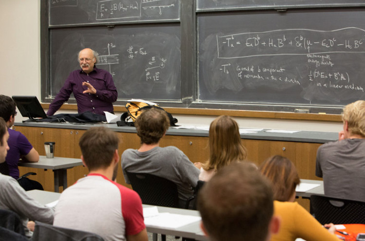Picture 1 of Professor Anh calmly went to teach after winning the Nobel Prize in Physics