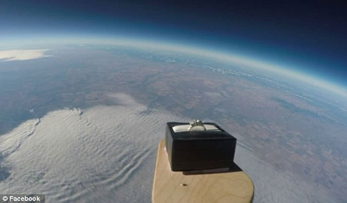 Picture 1 of Propose girlfriends at the edge of space