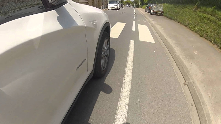 Picture 1 of Psychedelic cars run on the road even though the wheel does not spin
