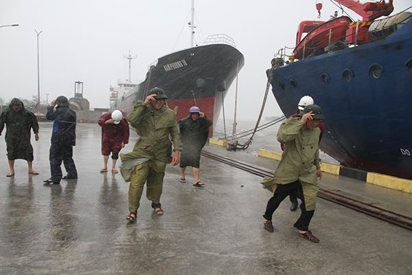 Picture 5 of Quang Binh has a big power outage, and Ha Tinh has lost its telecommunication waves