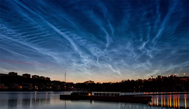 Picture 1 of Rare blue clouds in the polar region