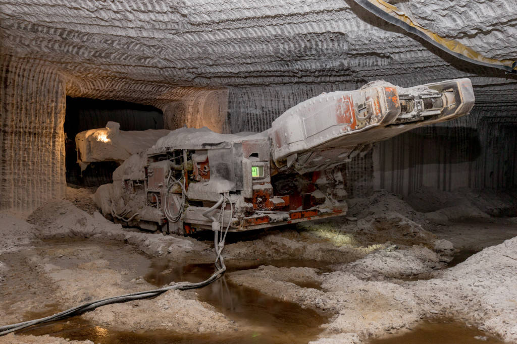 Picture 10 of Rare photos of strange rock salt mines located deep in the bottom of the lake