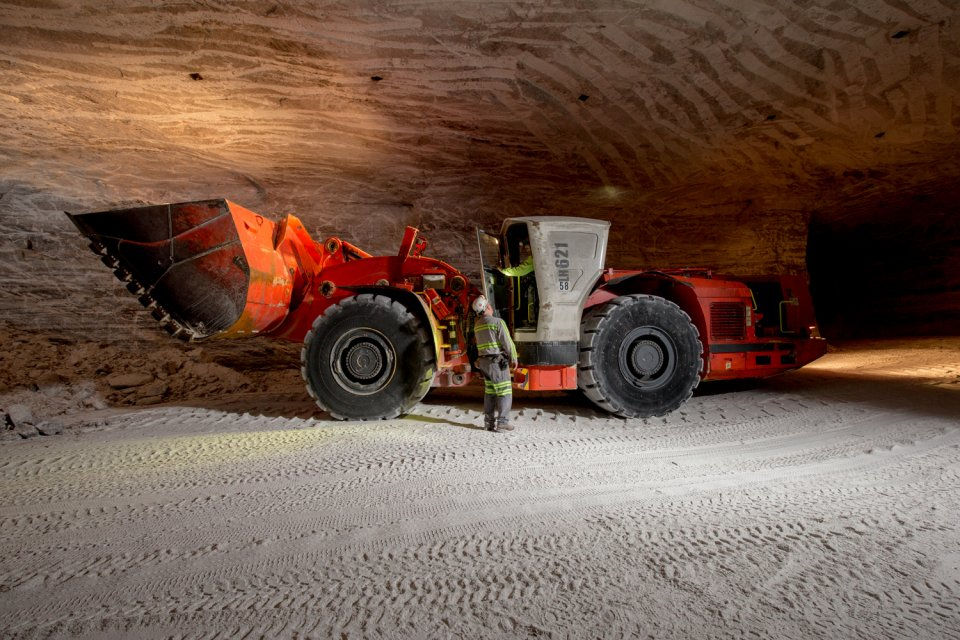 Picture 8 of Rare photos of strange rock salt mines located deep in the bottom of the lake