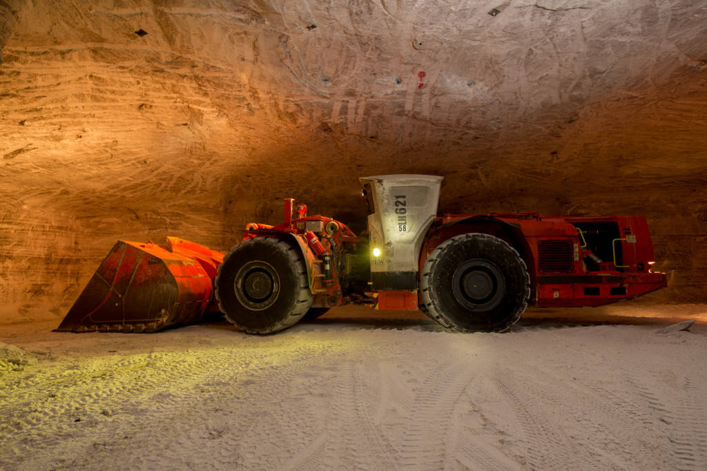 Picture 9 of Rare photos of strange rock salt mines located deep in the bottom of the lake
