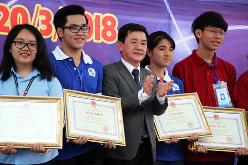 Picture 3 of Reading glasses for blind people of Saigon students