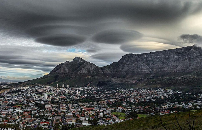 Picture 1 of Real damage 'UFO' story to visit South Africa