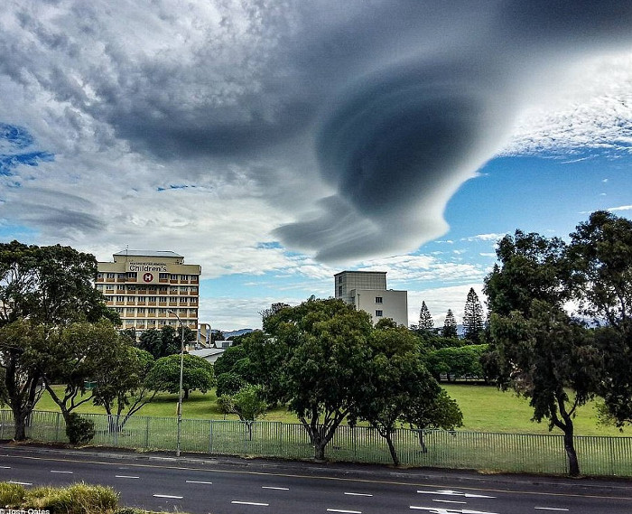 Picture 2 of Real damage 'UFO' story to visit South Africa