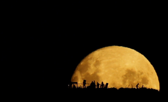 Picture 1 of Recording the giant moon