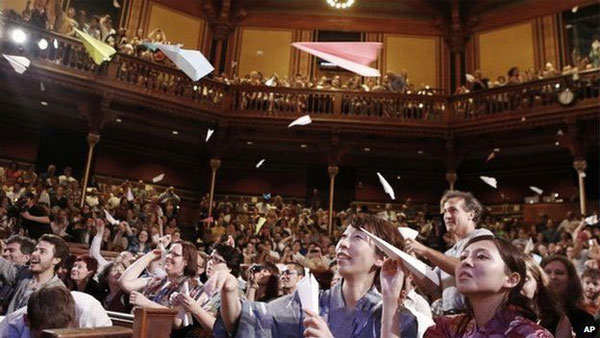 Picture 3 of Research on intense kisses won the Ig Nobel Prize in 2015