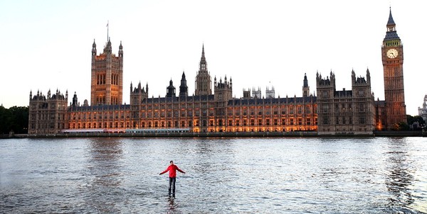 Picture 1 of Reveal the magic trick on the water, hovering in the air of a magician