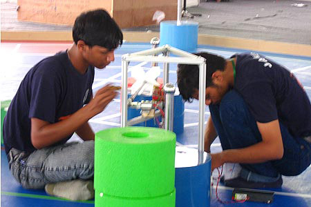 Picture 2 of Robocon 2007: Vietnam lost the first match