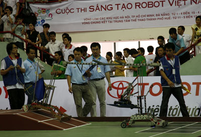 Picture 1 of Robocon Vietnam 2009 final round is about to start
