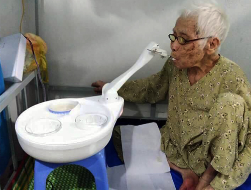 Picture 1 of 'Robot for patients to eat' won the first prize in science research students