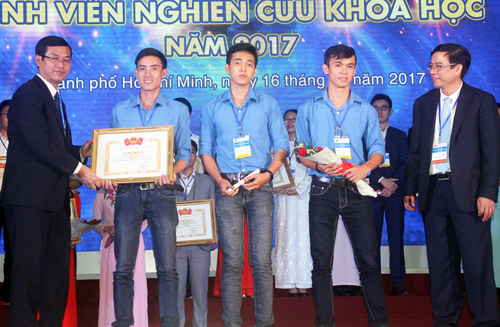 Picture 2 of 'Robot for patients to eat' won the first prize in science research students