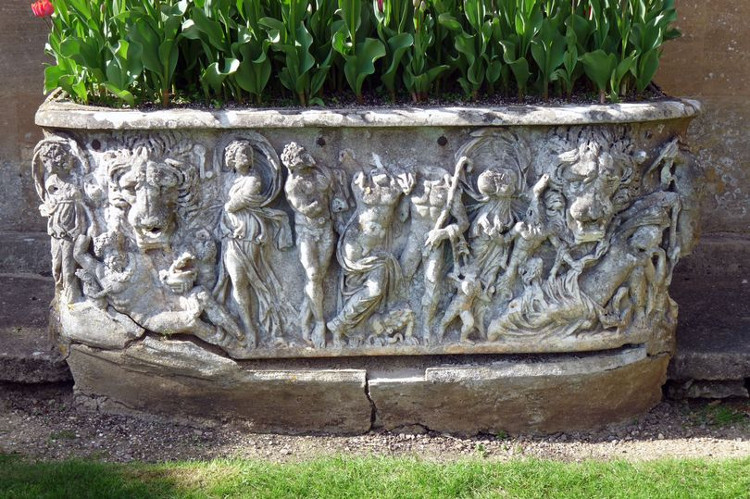 Roman coffin 1,800 years turned into flower pot in British palace images 1