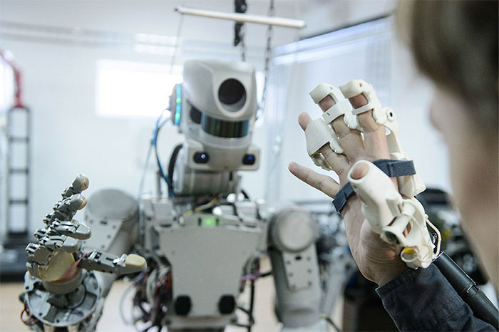 Picture 3 of Russia shows off space robots superior to the US and China