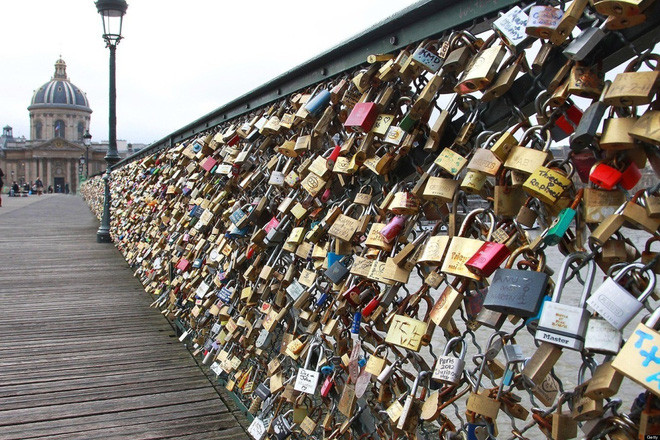 Picture 3 of Sad love story behind the love locks around the world