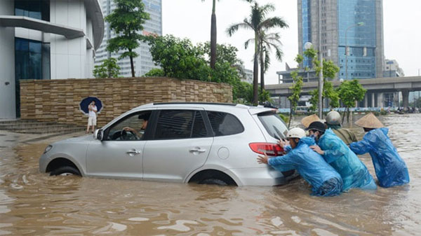 Picture 2 of Safe driving techniques on flooded roads