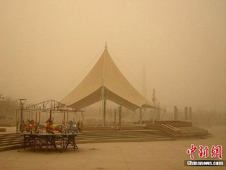 Picture 2 of Sandstorm attacks northwest China