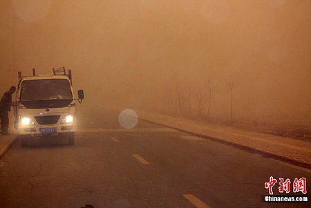 Picture 4 of Sandstorm attacks northwest China